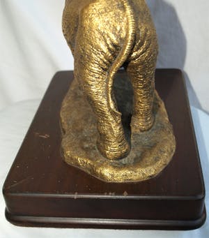 Anthony J. Jones - Bronzen beeld , The Golden Elephant – op houten voetstuk - 4922 gram kopen? Bied vanaf 225!