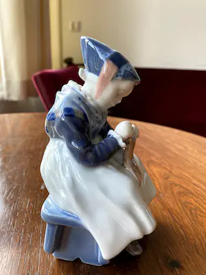 Royal Copenhagen - Meisje in klederdracht kopen? Bied vanaf 75!