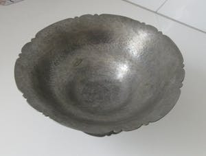 Curiosa - Gero - Hand gehamerde art deco tinnen schaal op voet kopen? Bied vanaf 1!