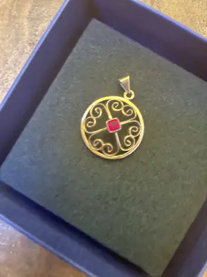 Antieke gouden hanger met robijn kopen? Bied vanaf 75!