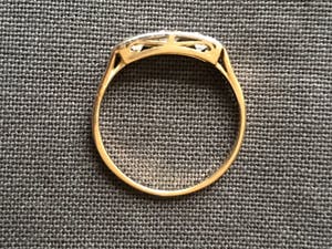 14K Goud - geelgouden vingage ring met drie stenen in witgouden zetting kopen? Bied vanaf 1!