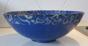 Niet of onleesbaar gesigneerd - Studio steengoed blauwe schaal gesigneerd E. Harup kopen? Bied vanaf 1!