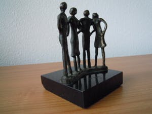 Corry Ammerlaan - Prachtig bronzen beeldje 2 vrouwen en 2 mannen - "VRIENDSCHAP" kopen? Bied vanaf 20!