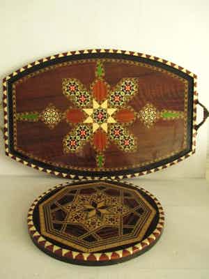 Twee  intarsia dienbladen verkocht voor € 1!