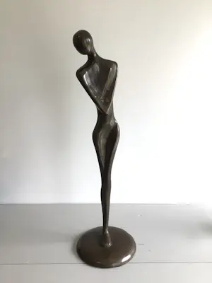 Niet of onleesbaar gesigneerd - Sculptuur “ Elegantie “ gesigneerd kopen? Bied vanaf 10!