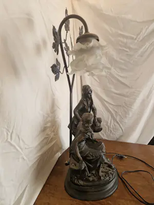 Niet of onleesbaar gesigneerd - Beeld met prachtig bronzen kopelbeeld met lampkoppel kopen? Bied vanaf 1!