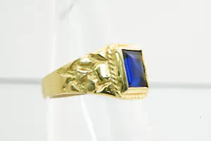 105 - Mooi bewerkte 18krt geelgouden ring met blauwe middensteen - kleine maat kopen? Bied vanaf 225!
