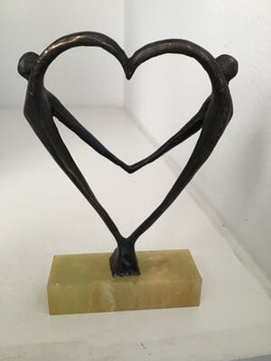 Corry Ammerlaan - Sculptuur “ Hart voor elkaar “ kopen? Bied vanaf 35!