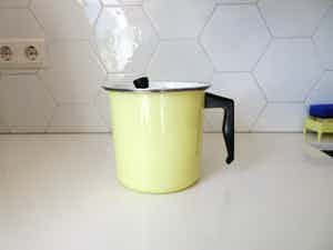 Niet of onleesbaar gesigneerd - Vintage emaille melkkoker verkocht voor € 1!