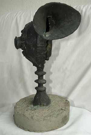 Niet of onleesbaar gesigneerd - Bronzen beeld op betonnen voet , "Autoclaxon" kopen? Bied vanaf 1!