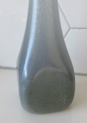 Niet of onleesbaar gesigneerd - Studio hand geblazen glazen flesvaas met vierkante voet kopen? Bied vanaf 1!