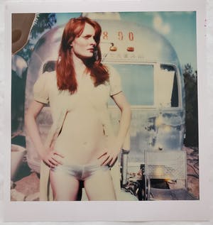 Stefanie Schneider - Daisy in front of Trailer, signiert und nummeriert kopen? Bied vanaf 300!