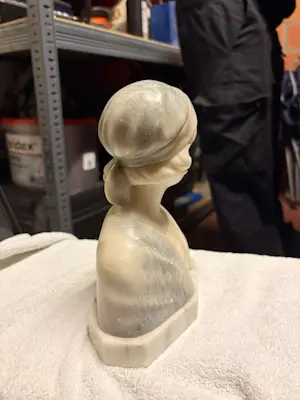 Gustave Van Vaerenbergh - Jonge dame met muts (marmer) - 1915 kopen? Bied vanaf 150!