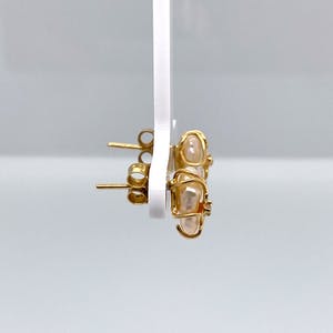 18 kt gouden handgemaakte oorstekers met zaadparel en diamant, 2,41gr kopen? Bied vanaf 65!