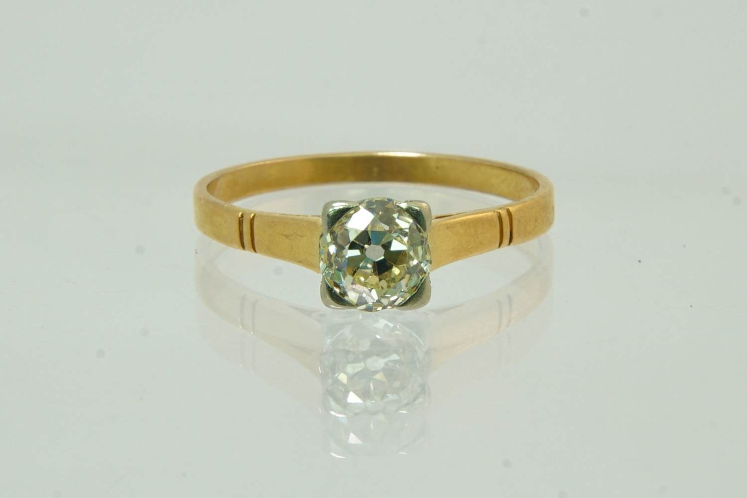 29- Antieke 18krt gouden solitair ring met 0.65ct oud slijpsel (O/si1) diamant kopen? Bied vanaf 370!