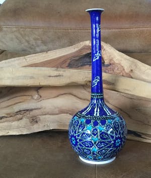 Niet of onleesbaar gesigneerd - Iznik Vaas in intens blauwe kleurstelling, geometrisch motief kopen? Bied vanaf 10!