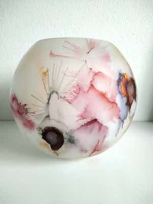 Niet of onleesbaar gesigneerd - artistieke vaas, abstract, gematteerd kristal, unicum verkocht voor € 1!