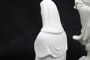 Niet of onleesbaar gesigneerd - Paar Chinese Blanc de Chine Porseleinen Guanyin Kwan Yin Beeldjes Begin 20thC kopen? Bied vanaf 1!