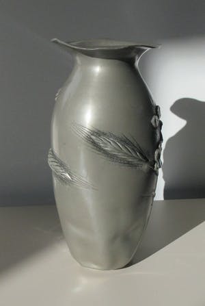 Niet of onleesbaar gesigneerd - Art nouveau hand versierde tinnen vaas door Francois Cortesi kopen? Bied vanaf 10!