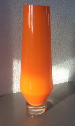 Niet of onleesbaar gesigneerd - HOGE ORANJE GLAZEN DESIGN VAAS kopen? Bied vanaf 1!