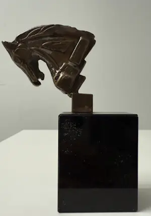 Buy Eric Claus - bronzen sculptuur | 'Gebogen paardenhoofd'? Bid from 200!