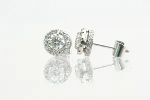 90 -  Paar exclusieve 14 Kt witgouden en ca. 1.20crt diamanten rozet oorstekers kopen? Bied vanaf 1430!