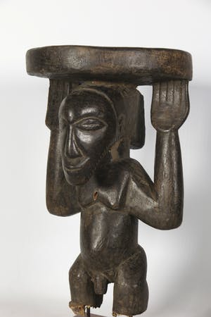 Luba - Hout, Kruk gedragen door een staand mannenfiguur kopen? Bied vanaf 1!