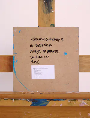 Gerard Boersma - Vliegtuigstreep 3 (schilderij van vliegtuigstrepen in blauwe lucht) kopen? Bied vanaf 125!