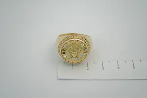 48 - Fraai bewerkte en massief 18 karaats geel gouden ring - Versace model kopen? Bied vanaf 700!