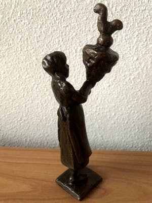 Antoinette Ruiter - Bronzen beeld meisje met kip. kopen? Bied vanaf 25!