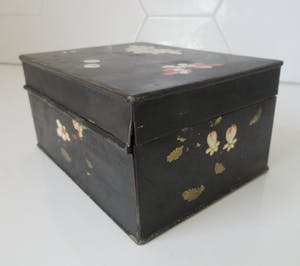 Niet of onleesbaar gesigneerd - Art nouveau Orientaals gedecoreerd zwart gelakt Blikken doosje kopen? Bied vanaf 10!