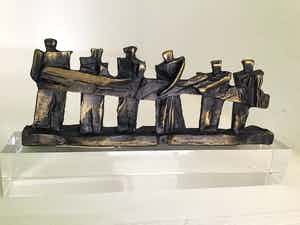 Frans Steginga - Sculptuur “ DE ZAAK VAN DE GROND TILLEN “ verkocht voor € 45!