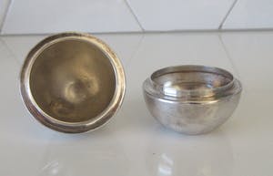 Curiosa - Zilveren vingerhoed houder in de vorm van een ei kopen? Bied vanaf 1!