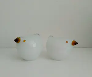 Niet of onleesbaar gesigneerd - twee superleuke glazen kippetjes, mondgeblazen kopen? Bied vanaf 1!