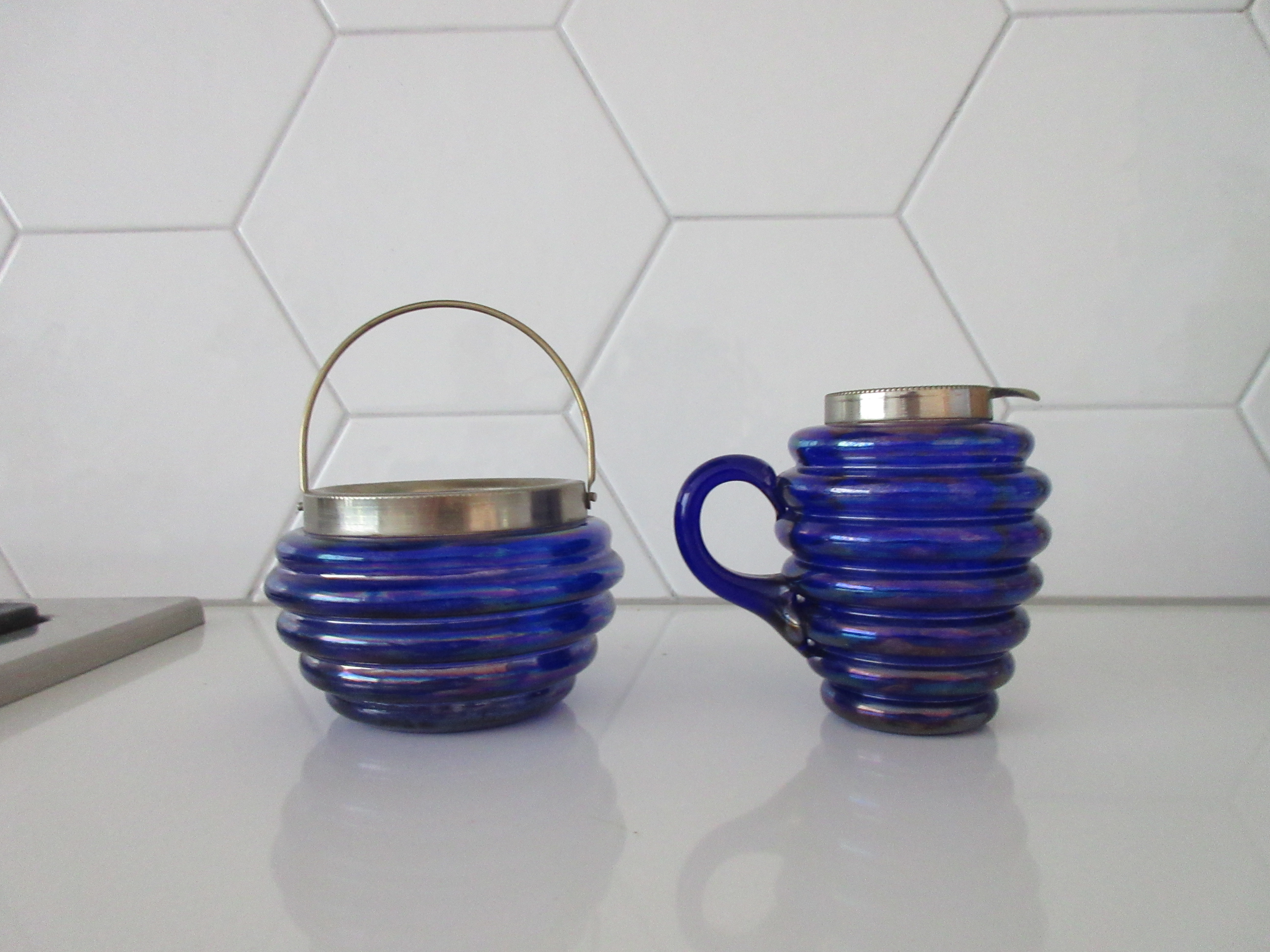 Niet of onleesbaar gesigneerd - Irise cobalt blauw geribbeld art nouveau glazen kannetje en beker met hengsel kopen? Bied vanaf 1!