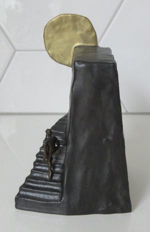 Corry Ammerlaan - Abstract Keramisch beeld van een trap richting een gouden zon en bronzen figuur kopen? Bied vanaf 32!