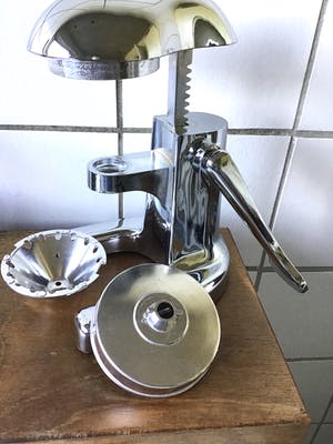 Niet of onleesbaar gesigneerd - Design citruspers chroom kopen? Bied vanaf 1!