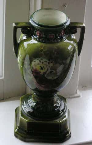 Niet of onleesbaar gesigneerd - Duits Jugendstil Majolica amfoor vaasje verkocht voor € 1!