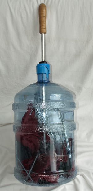 Niet of onleesbaar gesigneerd - Installatie-kunst , Paraplu + Watertank – ca 2003 kopen? Bied vanaf 1!