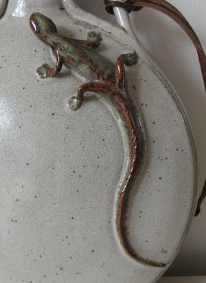 Ardine Spitters - Steengoed Object van een waterfles of zak gedecoreerd met een Salamander kopen? Bied vanaf 40!