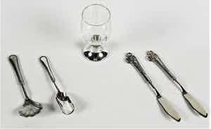 Verzilverd: 2 suikerschepjes/2 botermesjes/ 1 borrelglas verkocht voor € 1!