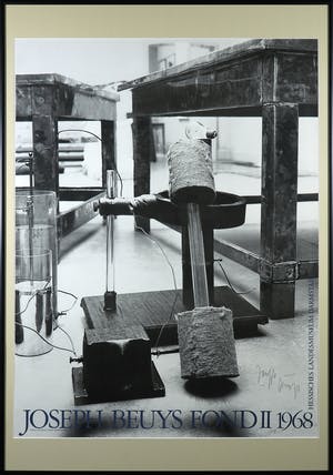 Joseph Beuys - Gesigneerd affiche Fond II Hessische Landesmuseum Darmstadt - Ingelijst (Groot) kopen? Bied vanaf 1!