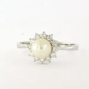 18k wit gouden ring bezet met parel en briljant geslepen diamant tot. 0.20ct kopen? Bied vanaf 410!