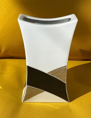 Jan van der Vaart - Porseleinen vaas met zwart en verguld lineair decor uitgevoerd voor Rosenthal kopen? Bied vanaf 95!