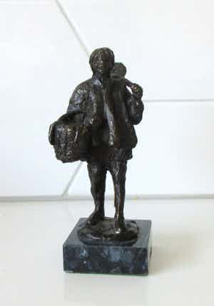 Jaap Hartman - Bronzen beeldje van een Palingvisser verkocht voor € 42!