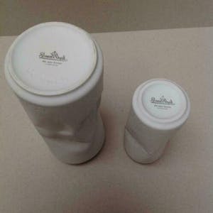Rosenthal - Twee blikvaasjes Do not Litter Collection biscuit porselein h 20 cm en 14 cm kopen? Bied vanaf 59!