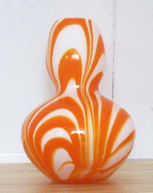 Carlo Moretti - Oranje witte gemarmerde design glazen vaas verkocht voor € 65!