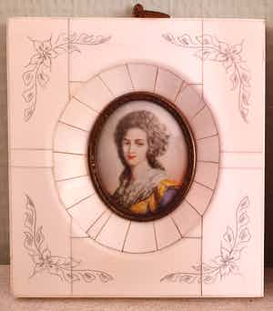 Niet of onleesbaar gesigneerd - Miniatuur portret schildering verkocht voor € 1!