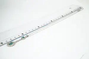 56 - Fijn 14Krt witgouden collier & (0.50ct) diamanten hanger met 2 smaragden kopen? Bied vanaf 360!