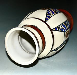 Niet of onleesbaar gesigneerd - Art Deco vaas met polychroom decoratie AMC August Mouzin & Compagnie kopen? Bied vanaf 1!